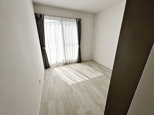 【洋室5.2帖】 お子様にとっての初めての「自分の部屋」。学習机やベッドの配置もラクラクです。