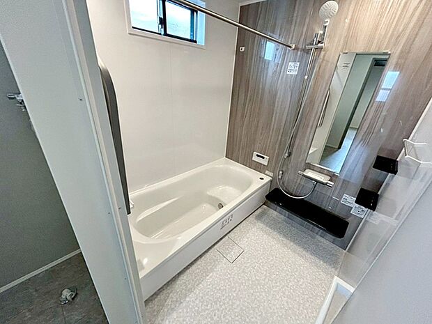 【浴室】 浴室は1坪タイプで親子一緒に入浴しても広くご利用できます!ステップ付きの浴槽は節水効果も。