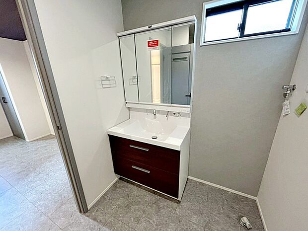 【洗面台】 洗面台の三面鏡の裏には収納があるので、見られたくないものの収納に便利