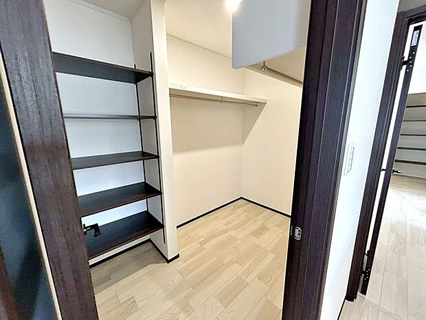 【ウォークインクローゼット】 WICは洋服、帽子、バッグなど全て収納可能!お部屋がスッキリ整理整頓できます!