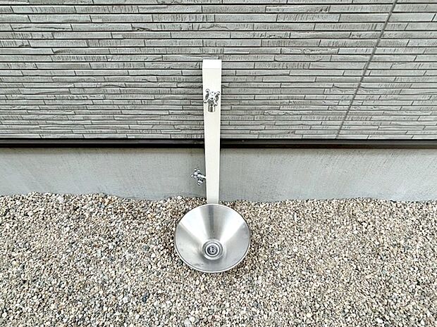 玄関横には立水栓が設置されています!お庭の水撒き、洗車、お掃除、お子様の水遊びなど便利です!