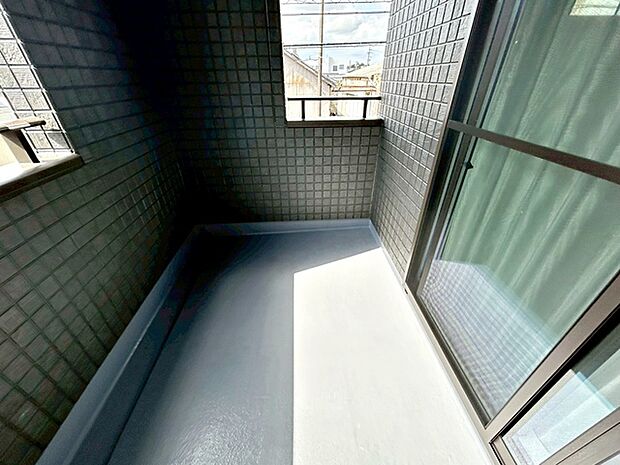 【バルコニー】 屋根のあるインナータイプのバルコニーだから、急な雨でも洗濯物が濡れにくくて安心。バルコニーが2カ所あるので、洗濯物もたくさん干せます。