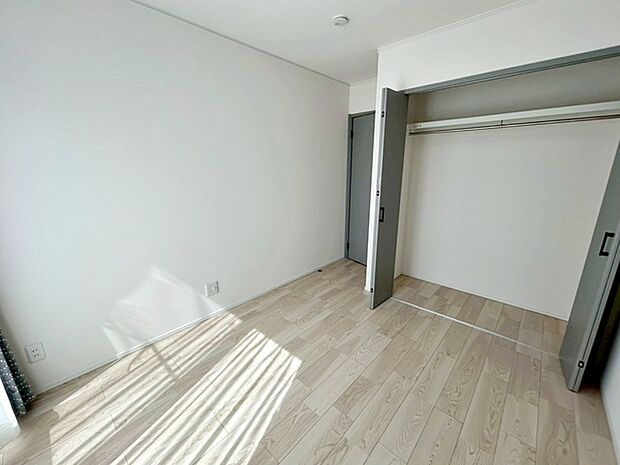 【洋室5.2帖】 南向きならではの恵まれた採光・通風。明るいお部屋は開放感がありますね。