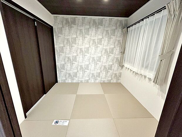 【和室4.5帖】 琉球畳風のおしゃれな和室。やっぱり畳は落ち着きますね。ゆったりとした時間を過ごせます。