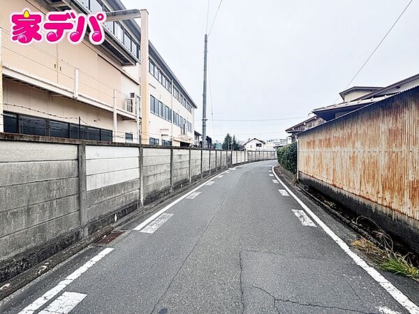 前面道路は公道で、車のすれ違いもらくらく広々6.5ｍの幅があります