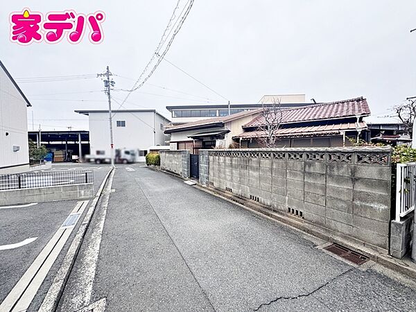 前面は車通りの少ない道路。お車の出し入れが苦手な方も安心ですね。