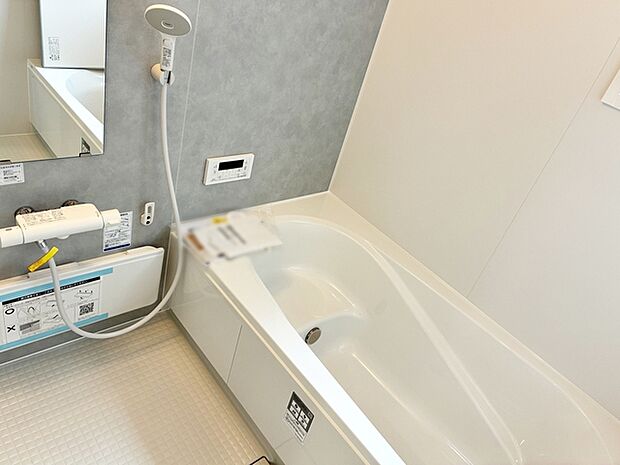 【浴室】 防水性や保温性に優れたシステムバスルーム!洗い場と脱衣所の段差が少なくバリアフリー
