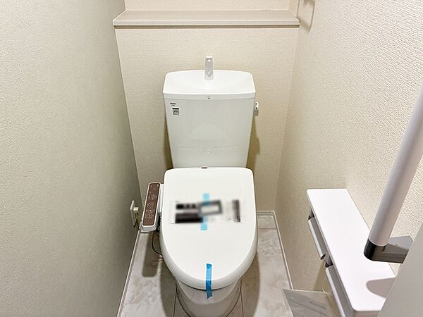 【トイレ】 トイレは1階と2階の2か所に設置。どちらも洗浄機能付！