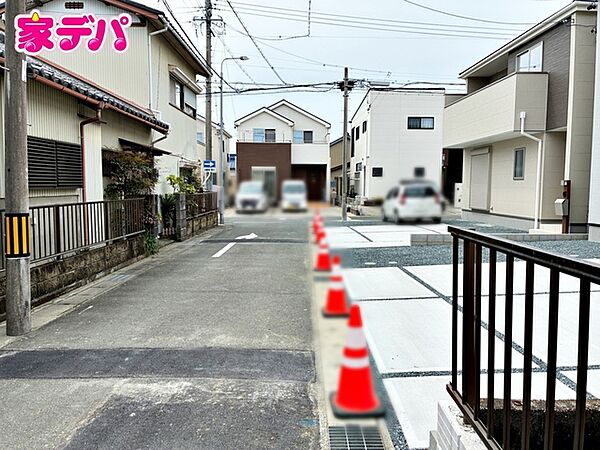 前面道路：南側約4ｍ幅 前面道路も広く車通りも少ないので、運転が苦手な方でも自分のペースで駐車ができます