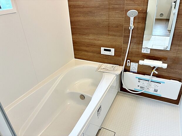 【浴室】 ゆったり入れる浴槽、一日の疲れを癒してくれるくつろぎのバスタイムを…