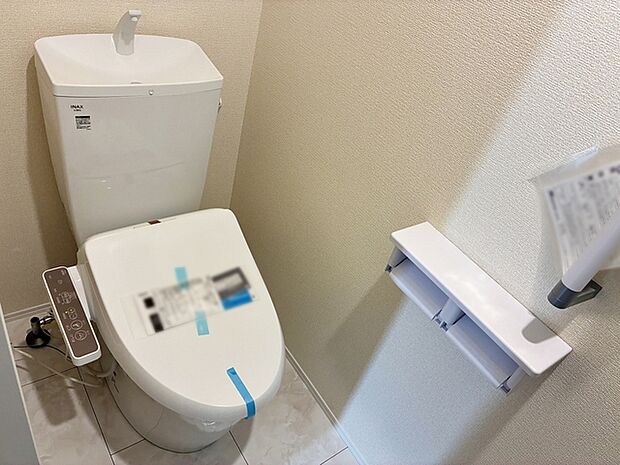 【トイレ】 各階に多機能な温水洗浄便座付きでお掃除がしやすい、清潔なトイレ。