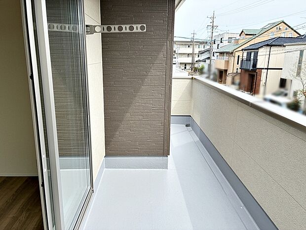 【バルコニー】 2部屋から出入り可能な陽当りの良いバルコニー!家族分の洗濯物もたっぷり干せます。