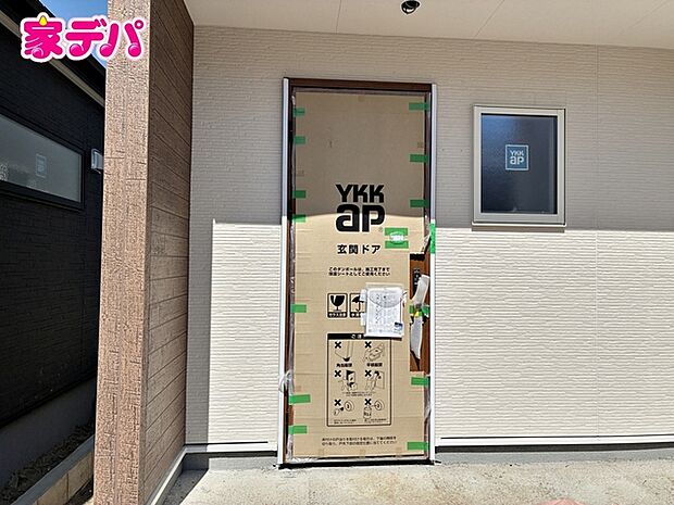 【玄関】 庇が広く、雨にも濡れにくい玄関ポーチです。