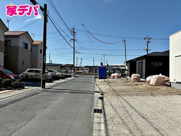 前面道路は公道で、車のすれ違いもらくらく広々6mの幅があります