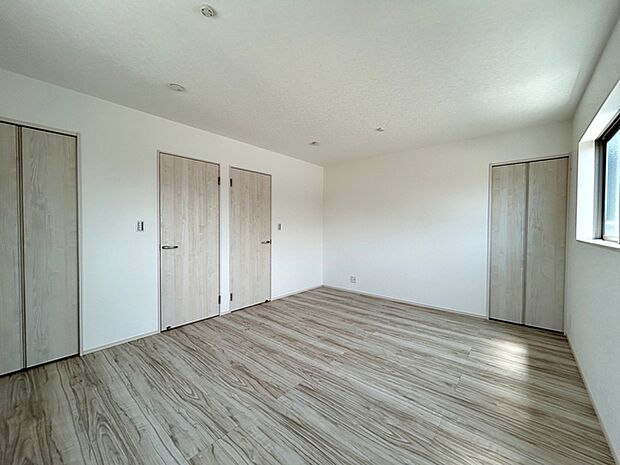 【洋室10帖】 2階には、将来的に2部屋に仕切ることができる広々とした洋室。お子様のお部屋として使いやすい広さの居室で、成長に合わせて長くご利用いただけます。