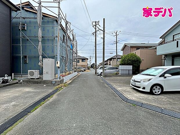 前面道路は見通しが良く、車の移動もスムーズに行えます。 