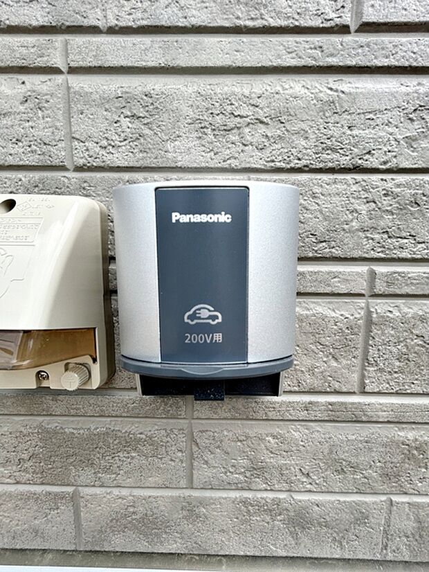 EVコンセントが設置されており、電気自動車の充電を自宅で行えるため、充電のために出かける手間が不要になります!夜間のうちに充電を進められるため、日中の利用の際も安心です。