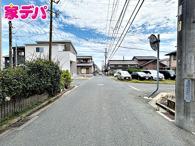 前面道路:西側約5.1m幅。北側約4.4m幅。角地の為日当たり良好です。静かな住宅街で車通りも比較的少なく、毎日の車の出し入れもスムーズ。