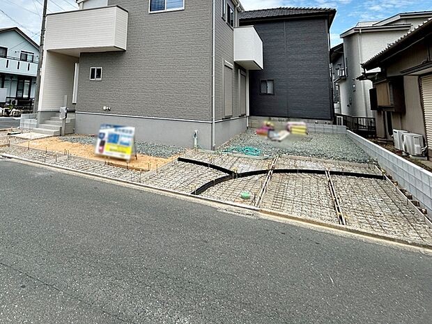 広々3台駐車可能なカースペースを確保!ご家族それぞれがお車をお持ちの場合はもちろん、お友達やご親族が遊びに来た際にも困りません。来客時にも安心してお迎えできる、ゆとりのある駐車スペースです。