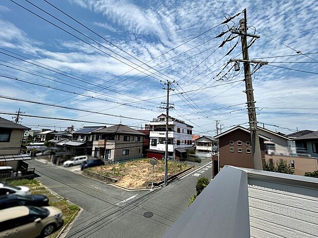 バルコニーからは閑静な街並みを望むことができ、外の空気を感じながら過ごせるスペースです。日常の中で外の景色を眺めることで気分転換もしやすく、ほどよい開放感も感じられます。