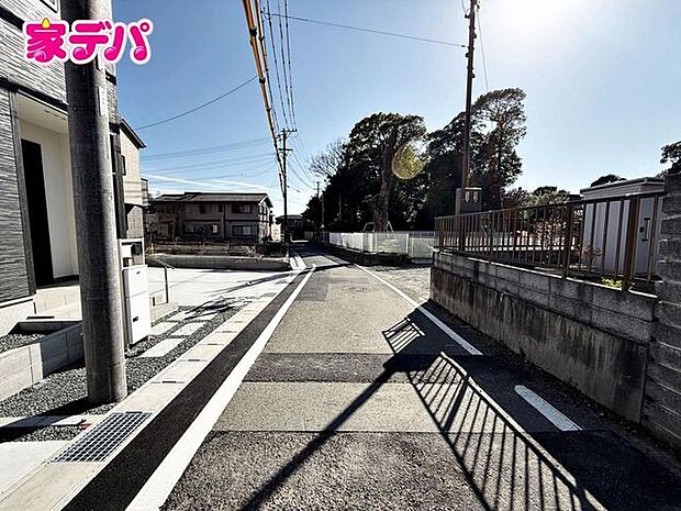 前面道路:北西側約3.5m幅、静かな住宅街で、車の出入りもスムーズです。