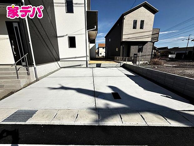 駐車スペースは2台分を確保!並列駐車が可能で車の出し入れもしやすく、運転の苦手な方にも安心です