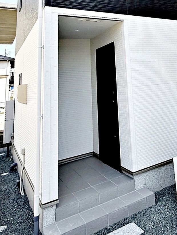 【玄関】 雨の日の出入りも濡れにくい玄関ポーチ