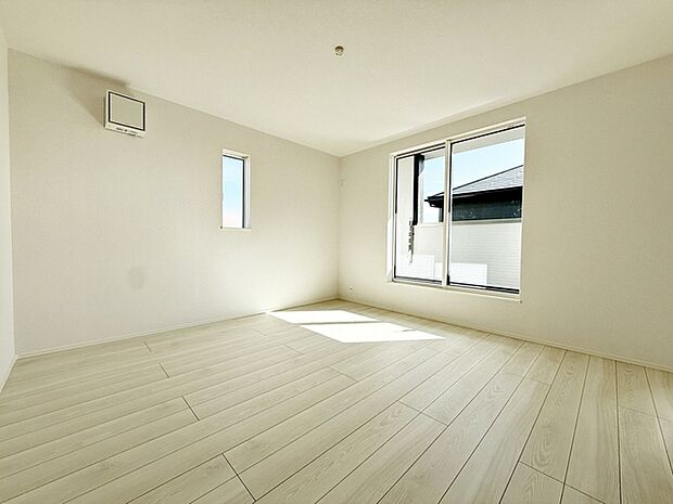 【洋室10.2帖】 バルコニーを主寝室に配置する事で、小さなお子様のいる家庭も安心安全な生活!