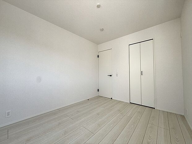 【洋室5.2帖】 お子様にとっての初めての「自分の部屋」。学習机やベッドの配置もラクラクです。