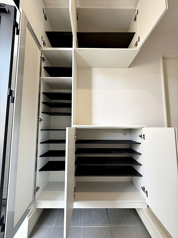 【SCL】 中央の飾り棚には季節の小物を飾ったり、暮らしに楽しさをプラスできるSCL