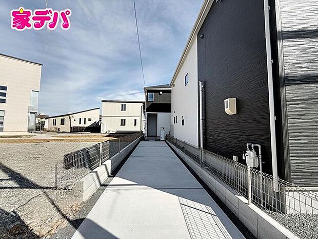 駐車場は縦列2台分を確保、耐久性を重視したコンクリート仕上げです。