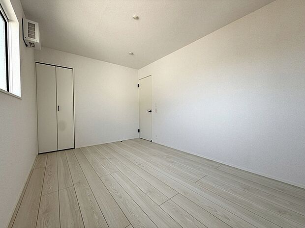 【洋室6.7帖】 腰窓で机や家具の配置がしやすい洋室6.7帖。子供部屋や書斎にもオススメです!