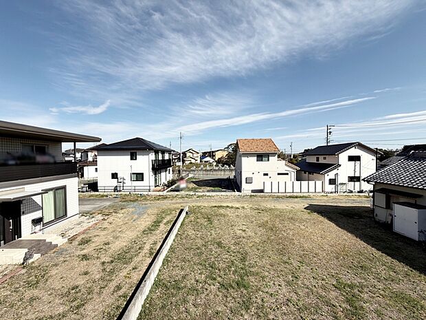 目の前に高い建物がなく、空を広く感じられます