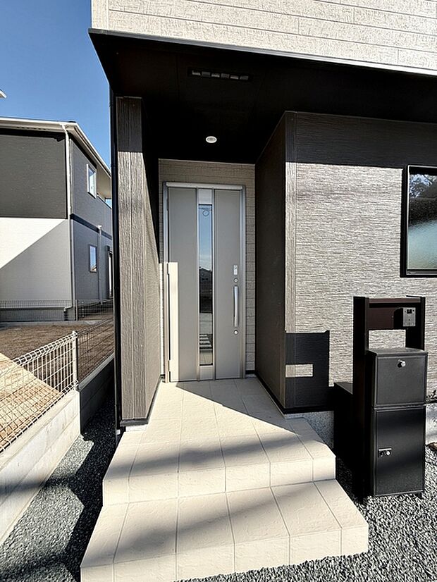 【玄関】 お洒落な玄関ポーチがご家族のお帰りを明るくお迎えしてくれます。