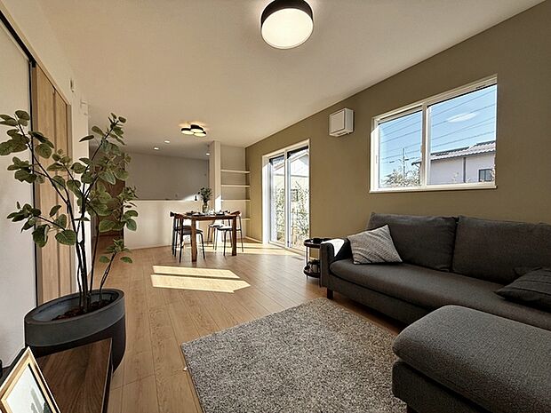 【リビング17帖】 のんびりくつろぐソファや、お食事を楽しむダイニングセットを置いても圧迫感はありません。