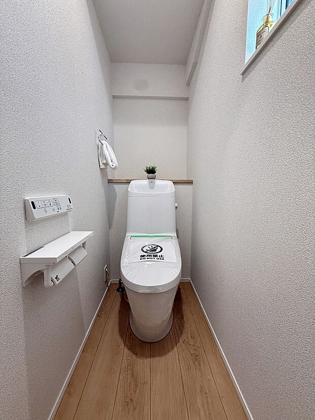 【1階トイレ】 多機能な温水洗浄便座付きのトイレを1階と2階に設置。お掃除がしやすい、清潔なトイレです 