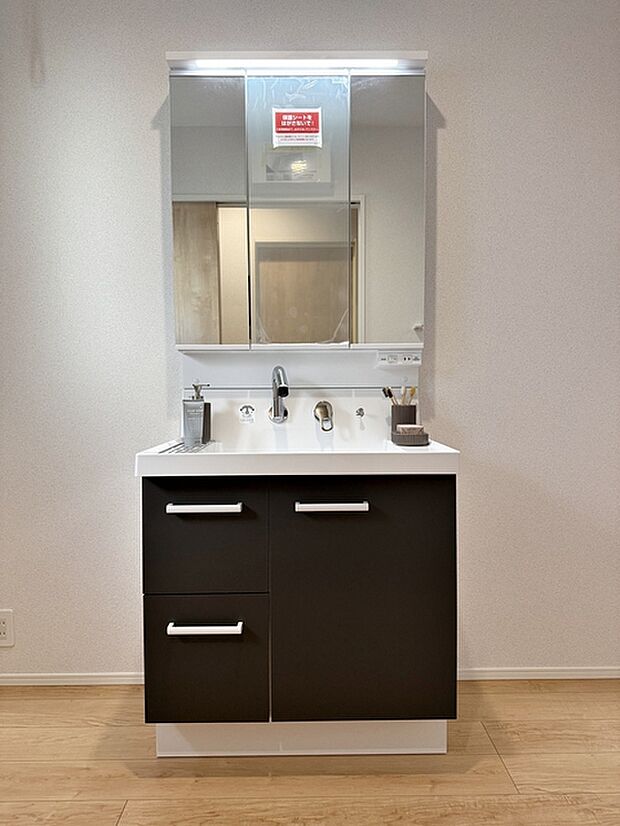【洗面台】 三面鏡裏収納には化粧品や洗面用品類をスッキリ整理できます。