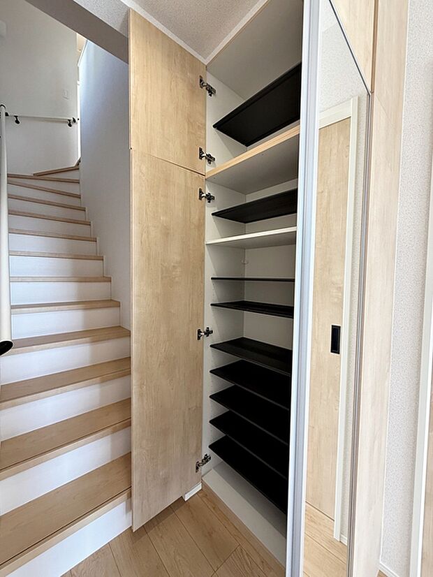 【SCL】 季節ごとの靴を整理しやすく、玄関周りが散らかりにくい設計です