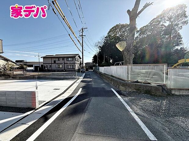 前面道路:北西側約3.5m幅、静かな住宅街で、車の出入りもスムーズです。
