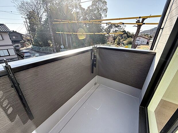 【バルコニー】 陽当たり良好で、晴れた日には洗濯物がカラッと乾きますね