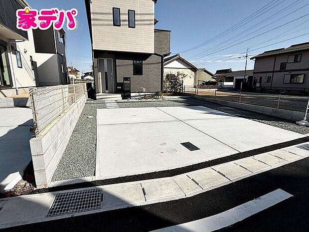 並列2台駐車可能なゆとりあるカースペース。目の前が駐車場だと雨の日も大量にお買い物をした時も便利