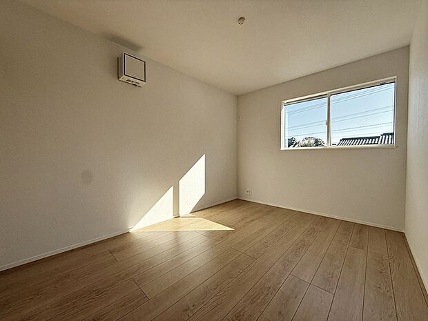 【洋室6.0帖】 腰窓で机や家具の配置がしやすい洋室6帖。子供部屋や書斎にもオススメです!