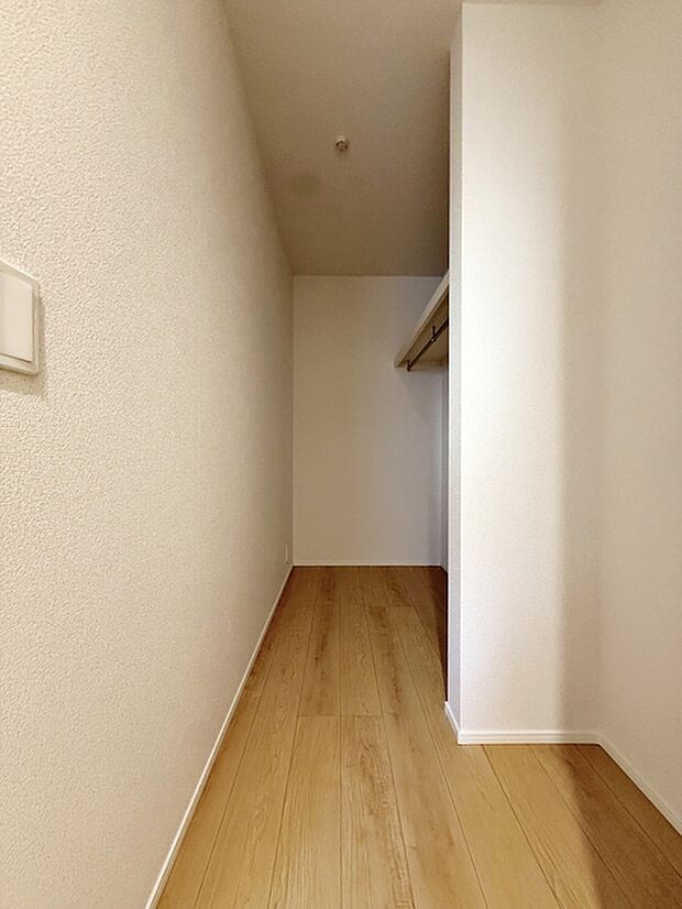 【ファミリークローク】 洗面所隣接のファミリークローク。家事に伴う移動距離が短くなるため、家事効率を高められますね!