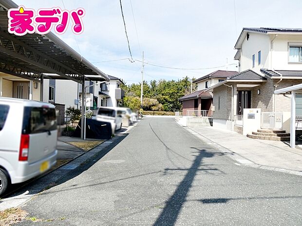 前面道路はゆとりの6m!車通りが少なく、駐車が苦手な方でも安心の道路幅です