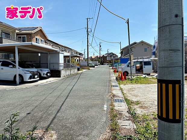 前面道路はゆとりの6m!車通りが少なく、駐車が苦手な方でも安心の道路幅です
