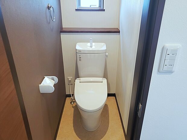 【施工例】多機能な温水洗浄便座付きでお掃除がしやすい、清潔なトイレです