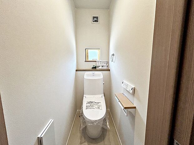 【トイレ】 1階・2階ともにシャワー機能付きトイレを設置しています。小窓付きのため換気もしやすく、空気の入れ替えがスムーズに行えるのもポイント。