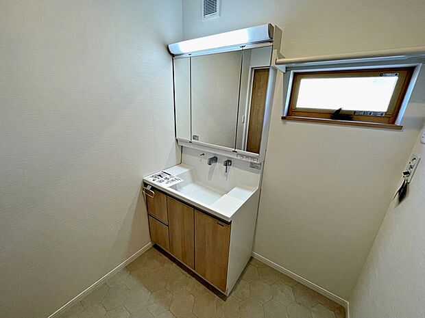 【施工例】洗面台の三面鏡の裏には収納があるので、見られたくないものの収納に便利