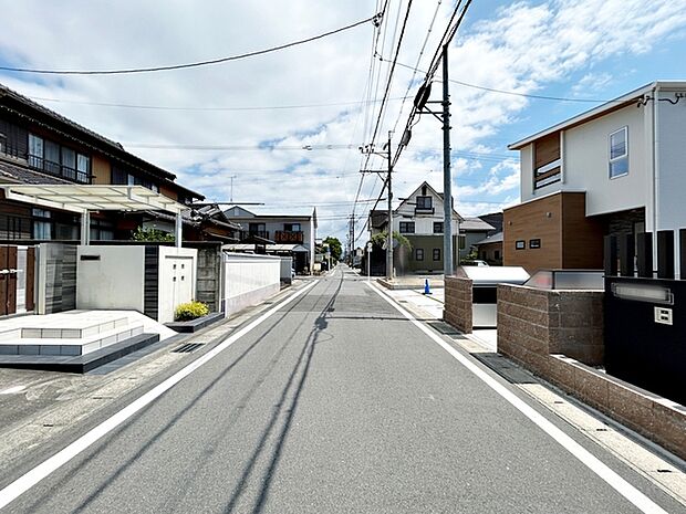 前面道路：北側約5.4ｍ幅 前面道路は幅員約5ｍとゆとりがあり、車の出し入れや駐車もスムーズに行えます。見通しも良く、毎日のお出かけやお買い物も快適。