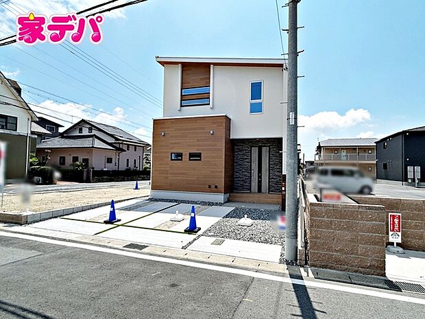 駐車場は3台分を確保し、並列で駐車できます。車同士の入れ替えが不要なので、毎日の車の出し入れもスムーズ。駐車しやすく、お車をよく利用する方にも使い勝手の良い駐車スペースです。 